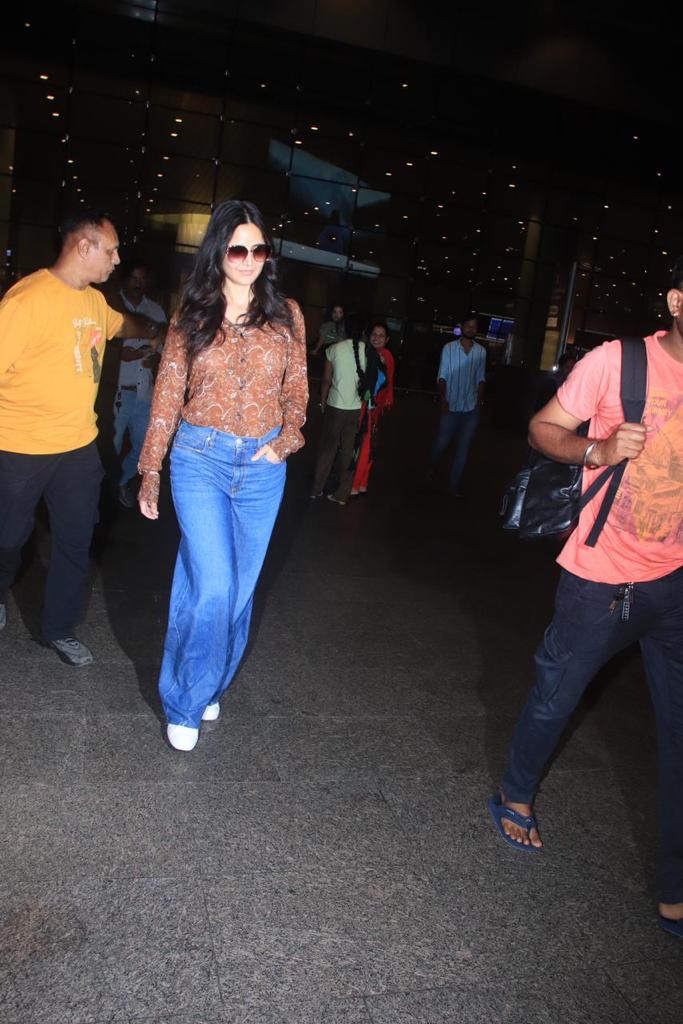  Katrina exudes timeless elegance in a brown patterned shirt paired with wide-legged jeans.